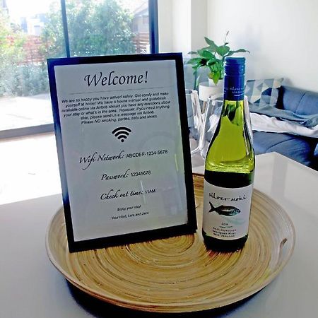 Modern 3 Bedroom Apt With Free Parking, Netflix, Wifi & Welcome Wine By Bnb Pro Melbourne Luaran gambar