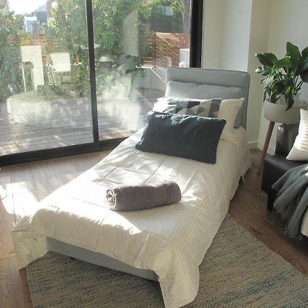 Modern 3 Bedroom Apt With Free Parking, Netflix, Wifi & Welcome Wine By Bnb Pro Melbourne Luaran gambar