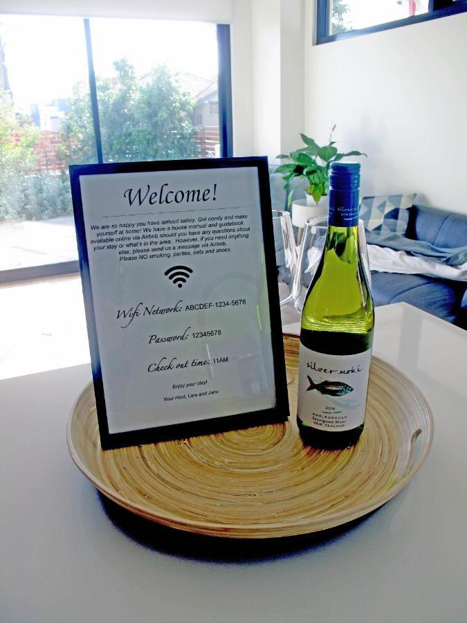 Modern 3 Bedroom Apt With Free Parking, Netflix, Wifi & Welcome Wine By Bnb Pro Melbourne Luaran gambar