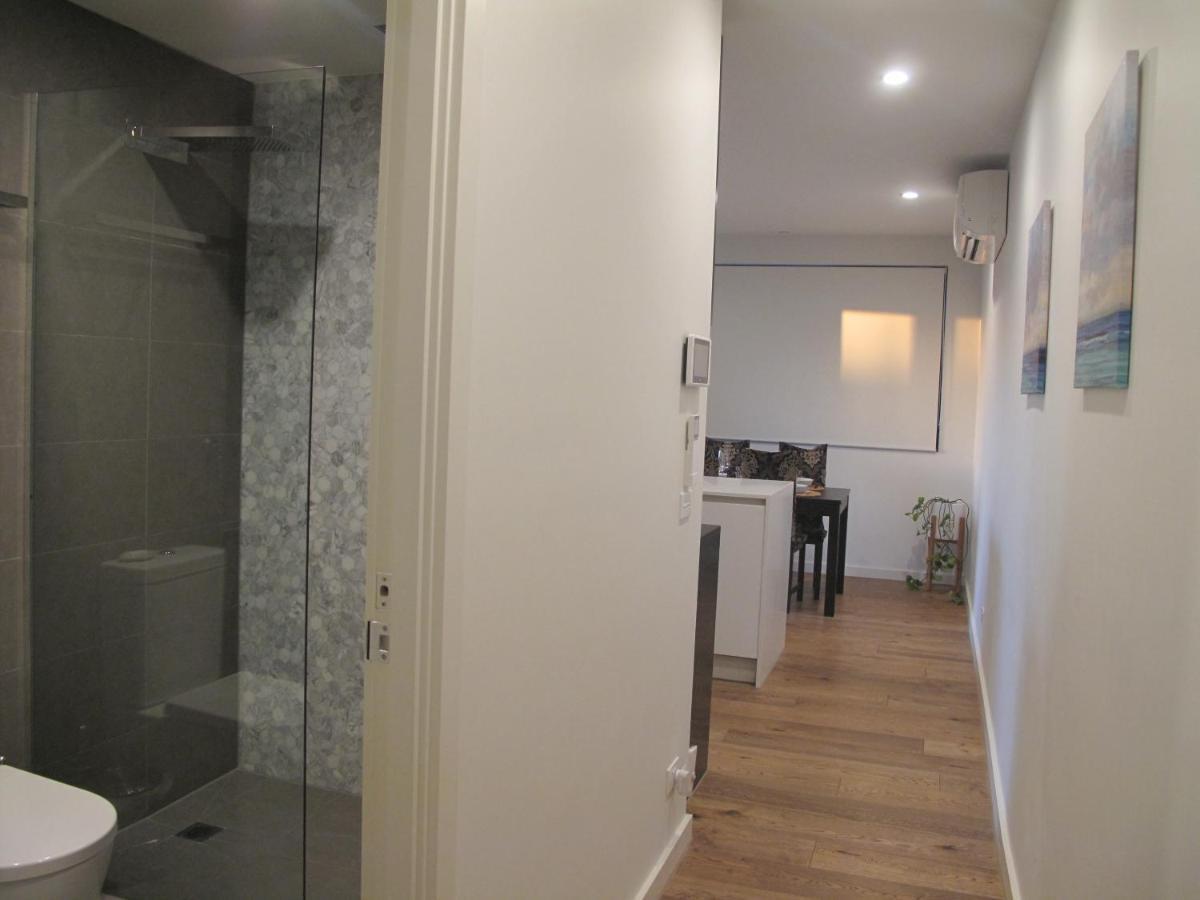 Modern 3 Bedroom Apt With Free Parking, Netflix, Wifi & Welcome Wine By Bnb Pro Melbourne Luaran gambar