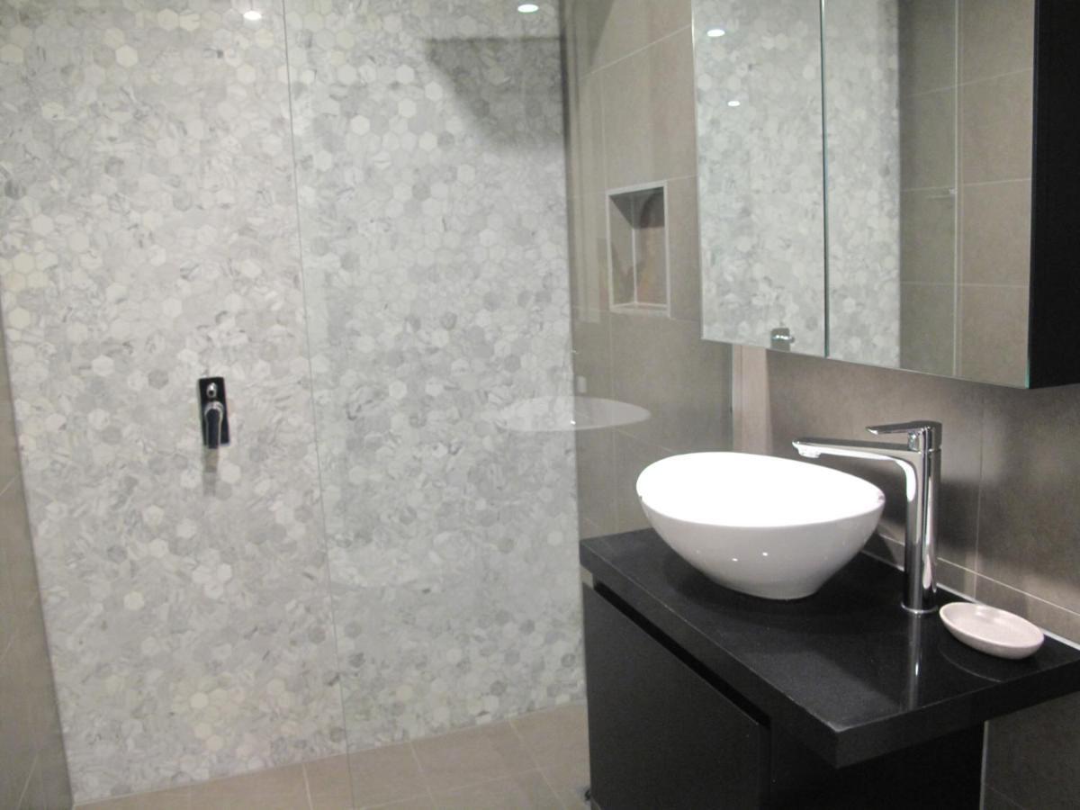 Modern 3 Bedroom Apt With Free Parking, Netflix, Wifi & Welcome Wine By Bnb Pro Melbourne Luaran gambar