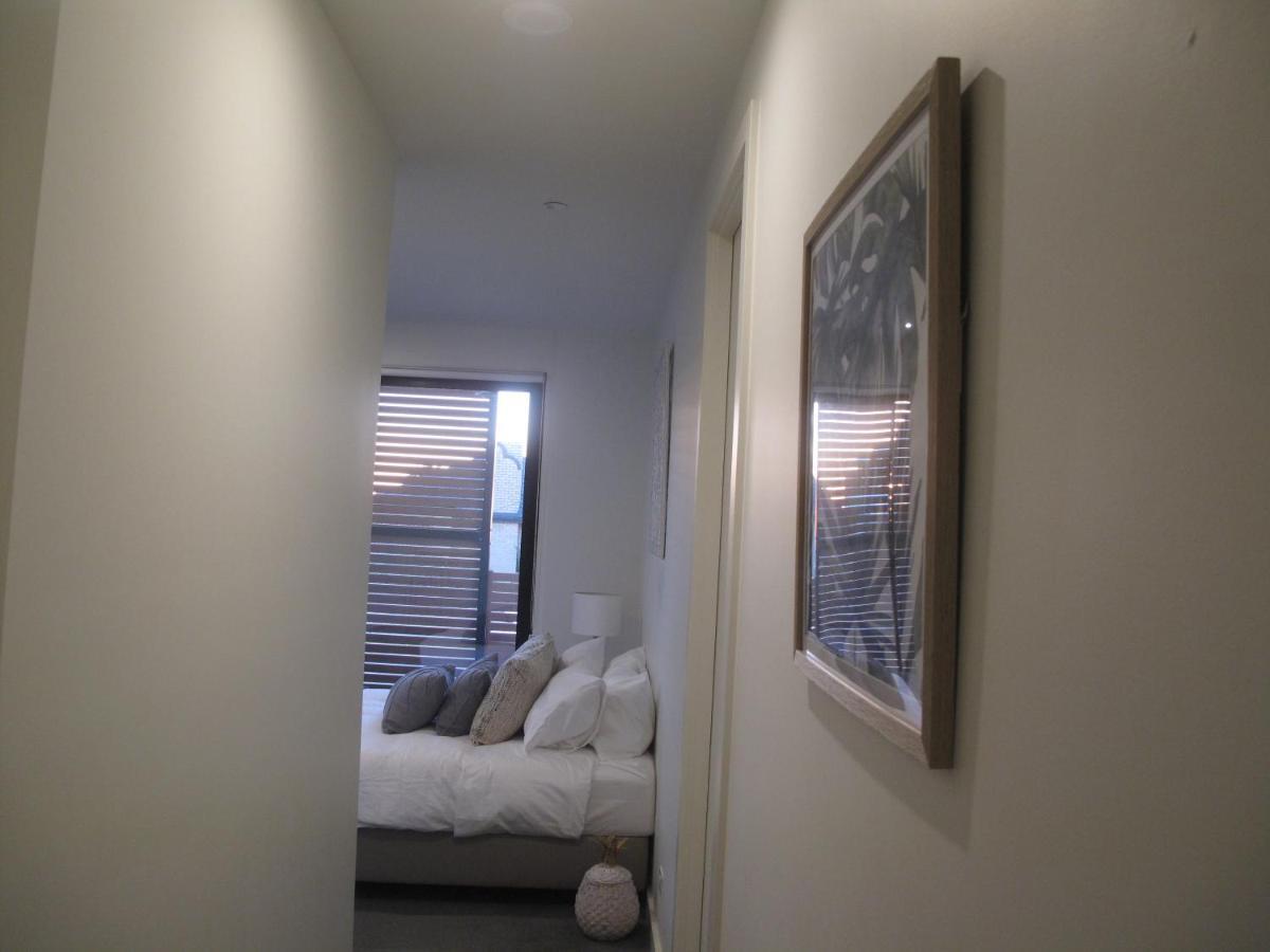 Modern 3 Bedroom Apt With Free Parking, Netflix, Wifi & Welcome Wine By Bnb Pro Melbourne Luaran gambar