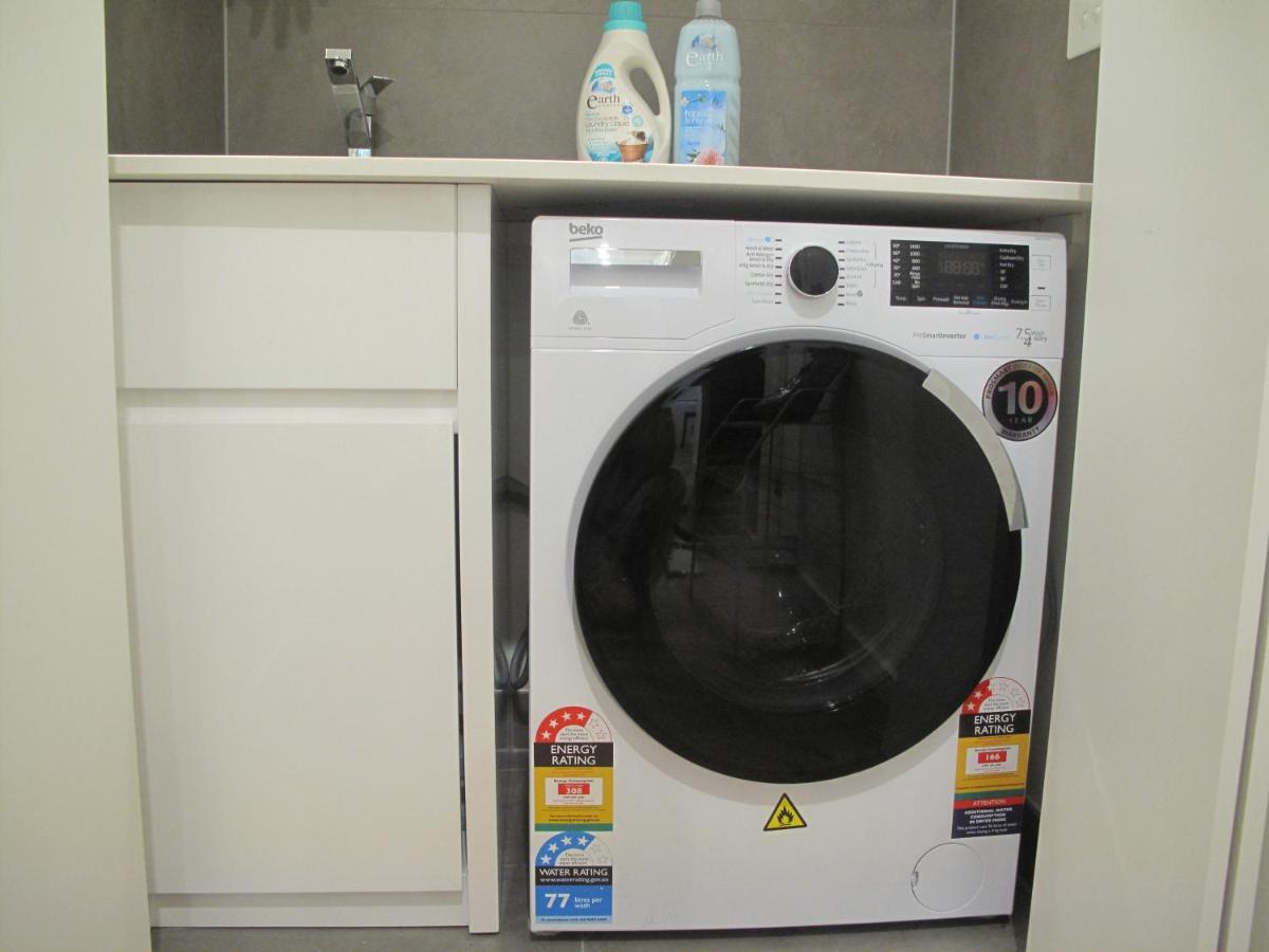Modern 3 Bedroom Apt With Free Parking, Netflix, Wifi & Welcome Wine By Bnb Pro Melbourne Luaran gambar